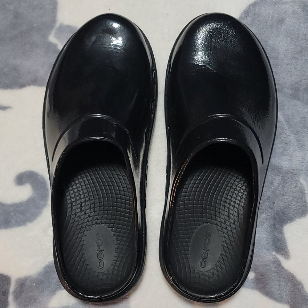 Oofos clog